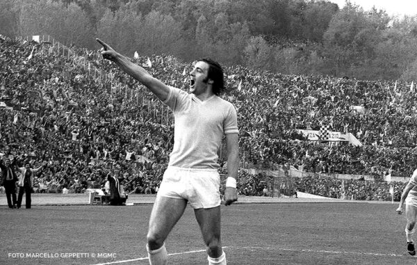 Foto Marcello Geppetti © MGMC. Giorgio Chinaglia esulta dopo il goal, 1974
